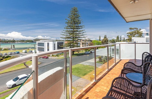 Tuncurry Apartment | Enjoy this relaxed hamptons inspired coastal getaway located in the heart of Tuncurry village.