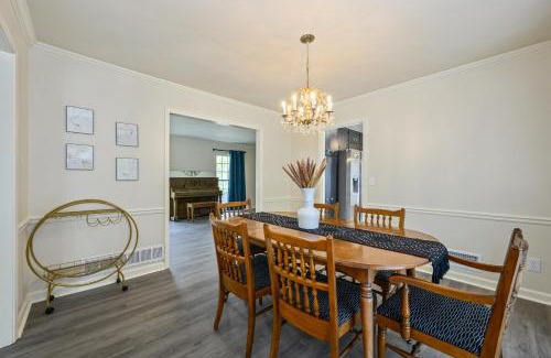 Marietta House | Enjoy This Roomy Cabin Style 5BR With A Pool Table