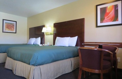 St. George Hotel | Enjoy Two Relaxing Rooms in St. George, Perfect for Families | Free Parking