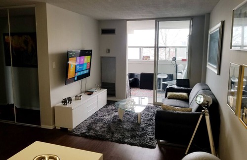 Parkdale Apartment | Enjoy your Stay in the Beautiful King West Liberty Village/Parkdale Area!