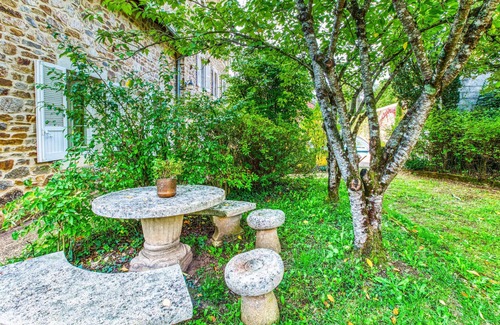 Rodez House | Enjoy your stay in this inviting cottage with beautiful views of the river.