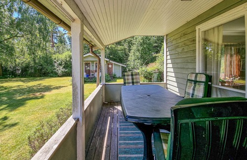 Svanesund House | Enjoy your vacation in the greenery of the adjacent lake.