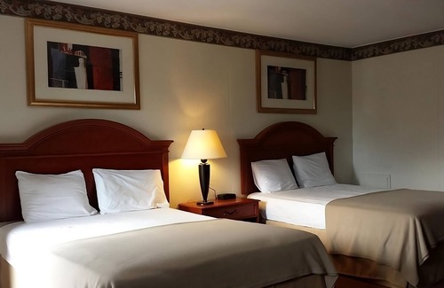 Campbelltown Hotel | Enjoyable Stay For Sure! 4 Relaxing Units w/FREE Breakfast, Swimming Pool!
