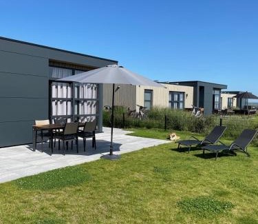 Enkhuizen House | Enkhuizer Strand Chalet Windrose mit Zaun Haus Nr 225