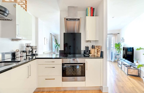 Thornton Apartment | Ensuite, Clapham, Full Kitchen, Self Check-In