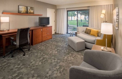 Bridle Trails Hotel | Ensuring a Very Comfortable & Memorable Stay! Pets are Allowed, w/Indoor Pool!