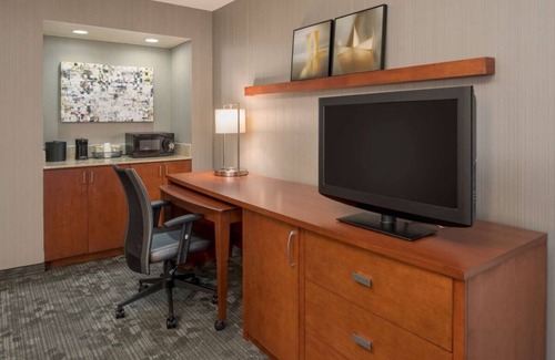Bridle Trails Hotel | Ensuring a Very Comfortable & Memorable Stay! Pets are Allowed, w/Indoor Pool!