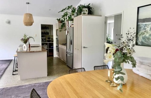 Matakana House | ENTERTAINER'S PARADISE with Tennis Court/4 Bdrm home + Self contained Studio