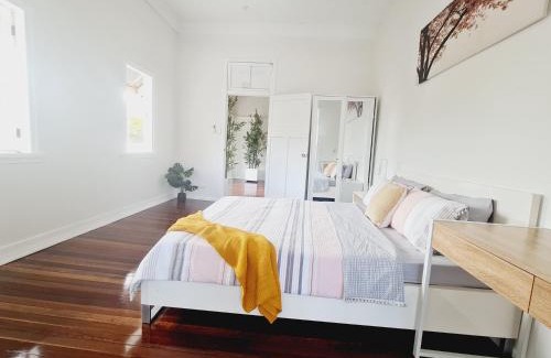 Maryborough Apartment | Entire 2 Attached Duplex Unit, 15ppl
