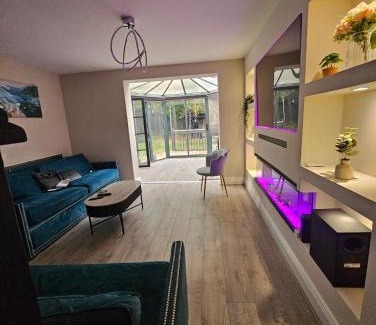 Stonnall Bed & Breakfast | Entire 3 bedroom luxury house - Quiet & Central with free parking
