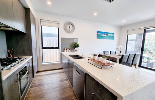 Clyde North House | Entire 4 bedrooms Clyde North home, no sharing