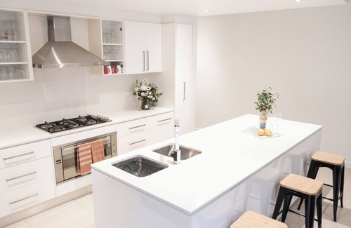 Parkside House | ENTIRE 4 BR 2 Bth-UPMARKET home-PARKSIDE- Brilliant Location close to city