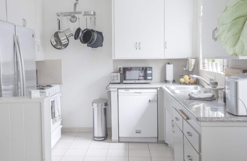 North Hollywood Apartment | Entire APT: laundry+parking+kitchen+Wi-fi+AC+Outdoor Patio