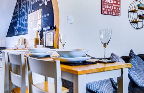 Westcliff-on-Sea Apartment | Entire Artistic Open-Apartment by trains/airport