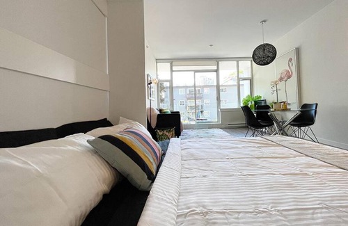 Mount Pleasant Apartment | Entire condo in Mount Pleasant + Parking