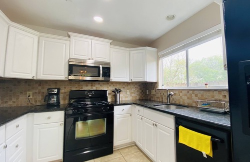 Milwood House | ENTIRE cozy ☼Extended Stay☼ home next to Apple