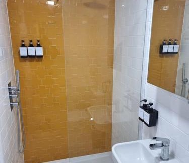 Camberwell Green Apartment | Entire Ground Floor Flat, Free Off-Street Parking and Large Garden