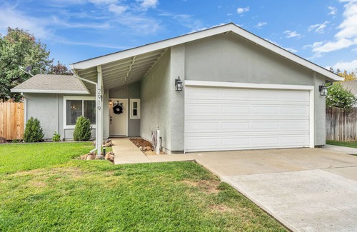 South Natomas House | Entire Home 4 miles to Downtown & close to Airport