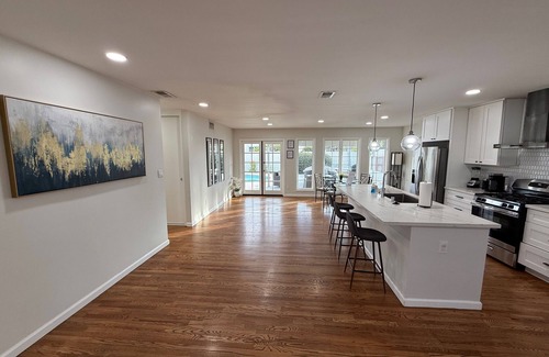 Grantville House | Entire home, Heated Pool, Free Parking, WiFi, Family Neighborhood!