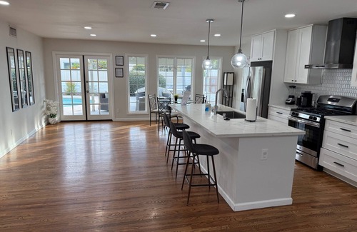 Grantville House | Entire home, Heated Pool, Free Parking, WiFi, Family Neighborhood!