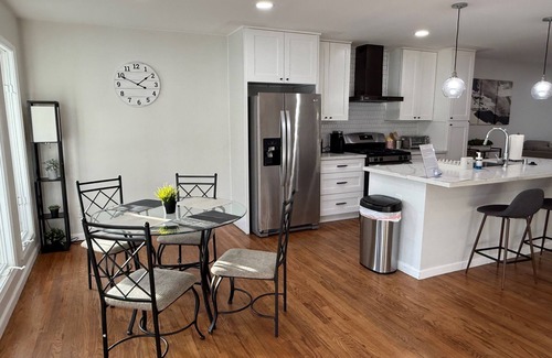 Grantville House | Entire home, Heated Pool, Free Parking, WiFi, Family Neighborhood!