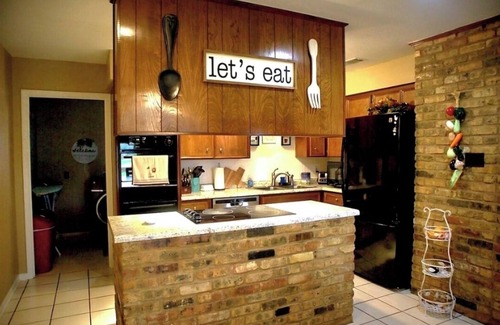 Grapeland House | Entire Home in Grapeland, TX w/Pond access & Pedal Boat!
