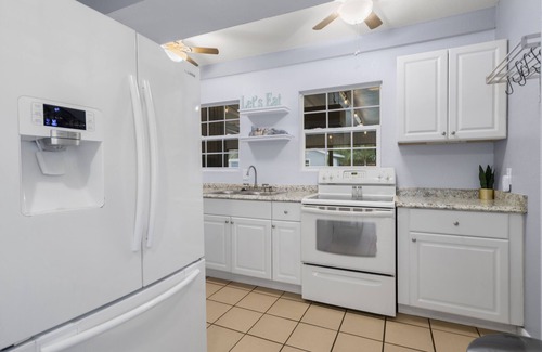 Anona House | ENTIRE Home, POOL, LANAI/PORCH, Private BAR, MINUTES to Beach, FULLY STOCKED!
