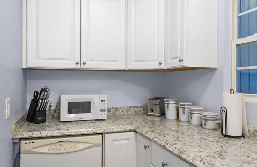 Anona House | ENTIRE Home, POOL, LANAI/PORCH, Private BAR, MINUTES to Beach, FULLY STOCKED!
