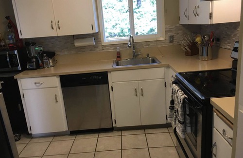 West Linn House | Entire Home West Linn Oregon Wifi TVs Fenced Yard Eateries 20 Min 2 DwtnPortland