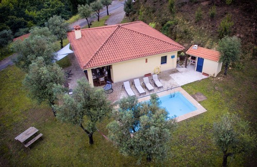 Molares House | Entire house for 5 people, private pool, pet friendly. All equipped.