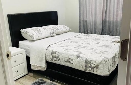Ajax Apartment | Entire House :Quiet Spacious House by the Lake and Park