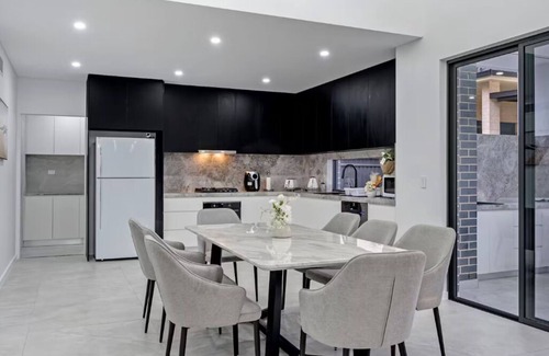 Peakhurst House | Entire House with 2 bedrooms and parking nearby Hurstville