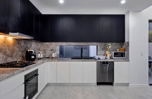 Peakhurst House | Entire House with 2 bedrooms and parking nearby Hurstville