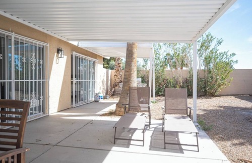 Paradise House | Entire House With Heatable Pool Close to Strip!