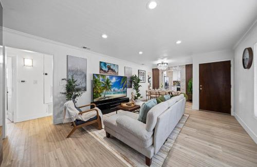 El Cajon House | Entire Private 4-BR House, w Hot Tub, King Bed, 80 TV, Gated Yard, Ranch Style, Available Now