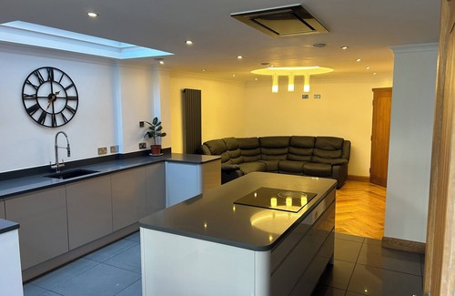 New Brighton House | Entire Seaside Home 6 Private Bedrooms Sleeps 10