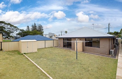 Beachlands House | Entire Spacious 4 BR Home near Beach, Foreshore, City Centre- Fantastic Location
