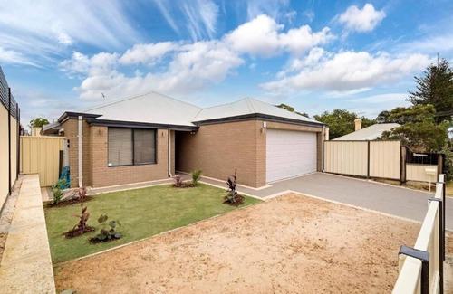 Beachlands House | Entire Spacious 4 BR Home near Beach, Foreshore, City Centre- Fantastic Location