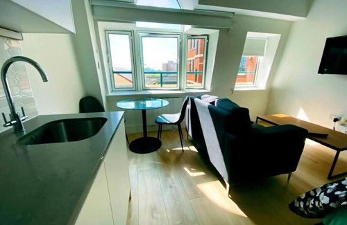 Loxford Apartment | Entire Studio Flat in Ilford Town Centre 2 Minutes From Train Station