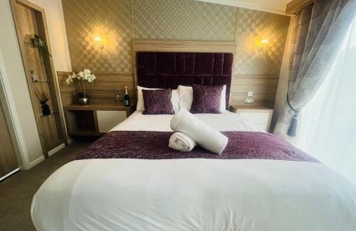 Allerthorpe House | Enzo's Lodge with Hot Tub