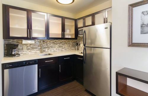Amherst Apartment | Equipped Suite | Free Daily Breakfast, Pool Access + Gym Access