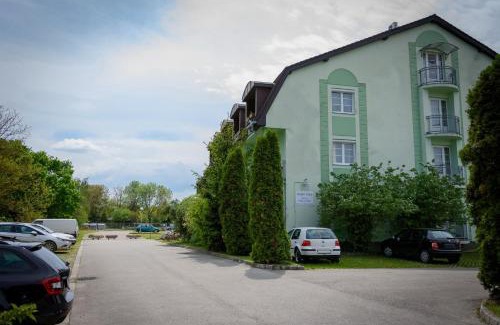 Sarvar Apartment | Erika Apartman