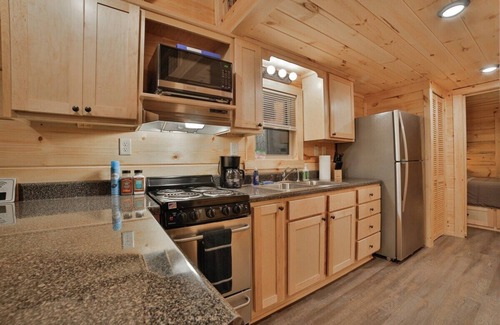 Lookout Valley Neighborhood Association Apartment | Ernie Cabin | Wauhatchie Woodlands Tiny Cabin