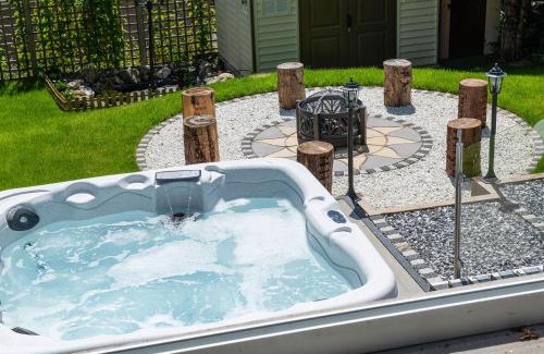 Dolgellau House | Eryri Snowdonia Premier Family Retreat with Hot Tub and Fire Pit