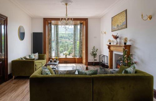 Dolgellau House | Eryri Snowdonia Premier Family Retreat with Hot Tub and Fire Pit