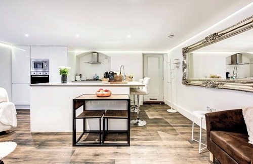 Snaresbrook Apartment | Escape London in London - Wanstead Village