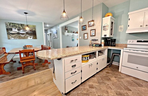 Oak House | Escape On The River