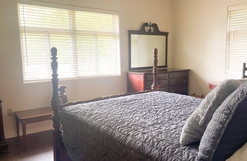 De Kalb House | Escape: Relaxing 3-BR Home near Meridian & Casinos. Spacious, Glassed-in Patio