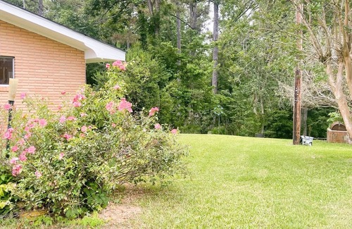 De Kalb House | Escape: Relaxing 3-BR Home near Meridian & Casinos. Spacious, Glassed-in Patio
