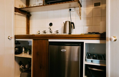 Mintaro Cottage | Escape & Step Back in Time. Spa Wood Fire 4 Poster Bed! Mintaro Hideaway Scholar